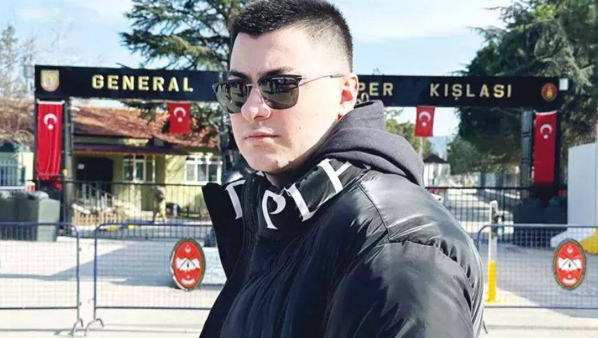 Ünlü şarkıcı akşam 100 bin kişilik konserinden verdi sabah Isparta’ya askere gitti! Kışlanın önünden karizmatik poz - Resim: 4