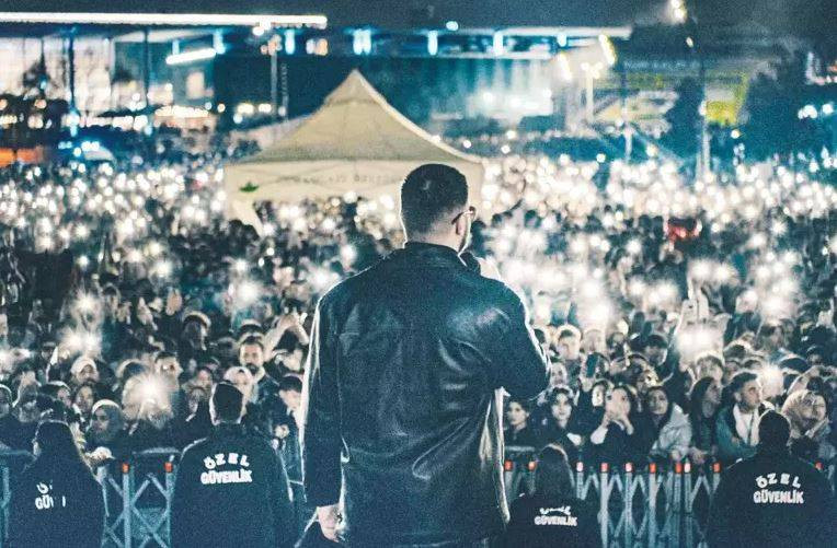 Ünlü şarkıcı akşam 100 bin kişilik konserinden verdi sabah Isparta’ya askere gitti! Kışlanın önünden karizmatik poz - Resim: 3