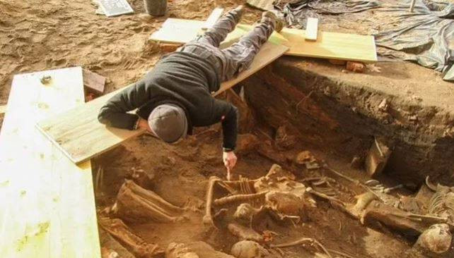 Toplu mezar tüm dünyada infial yarattı! Erkek, kadın ve çocuk 2000’den fazla kişinin cesedi bulundu - Resim: 3