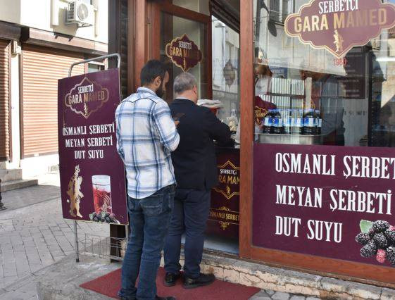 2 litresi 25 TL'den satılıyor. Kapısında kuyruk oluyorlar - Resim: 8