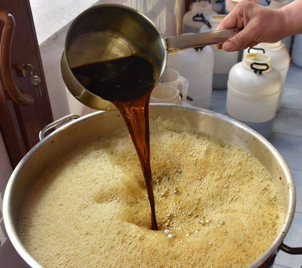 2 litresi 25 TL'den satılıyor. Kapısında kuyruk oluyorlar - Resim: 2