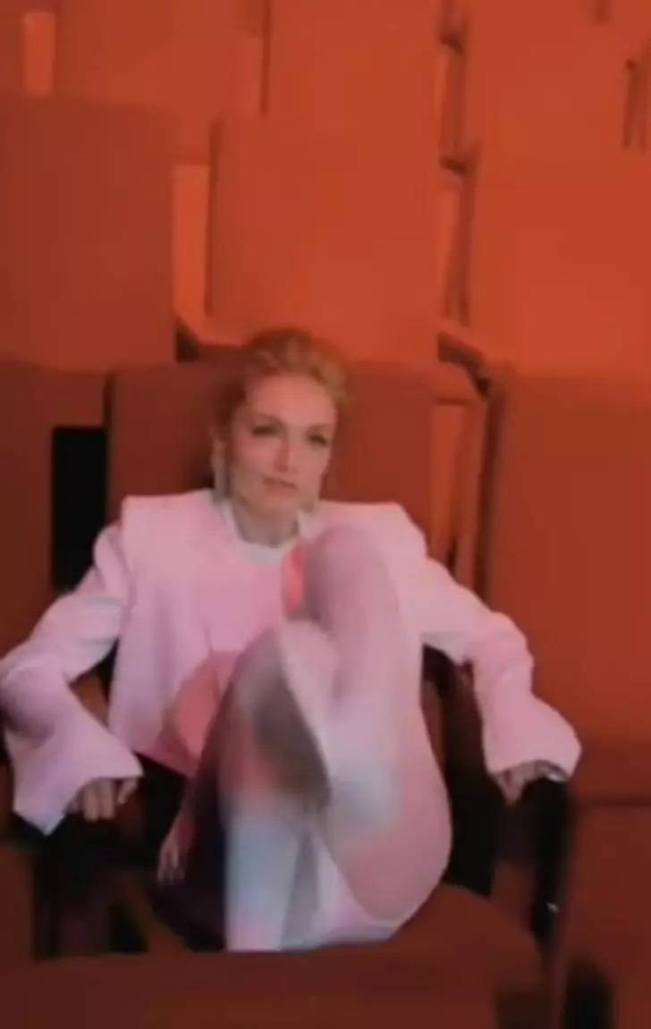 Galada beyaz elbise giydi olay oldu - Resim: 6