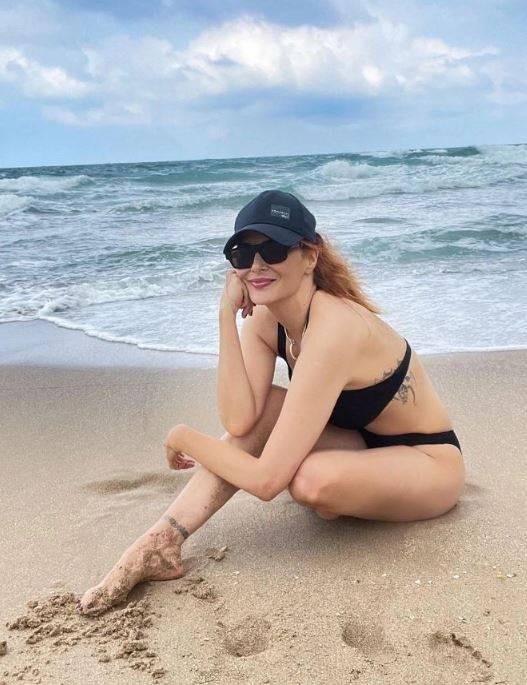 Mine Tugay'ın siyah mayolu pozuna beğeni yağdı! - Resim: 3