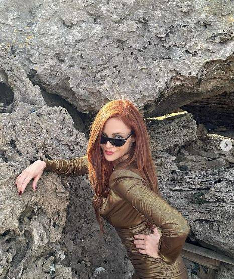 Mine Tugay'ın siyah mayolu pozuna beğeni yağdı! - Resim: 1