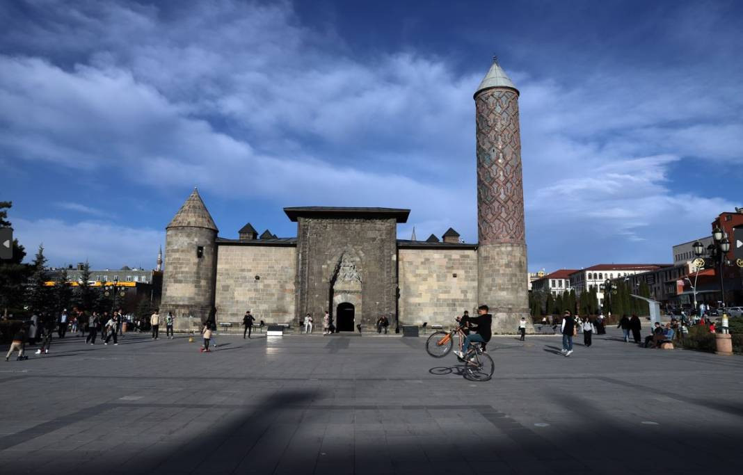 Soğuk iklimiyle bilinen Erzurum yaz gibi bir ilkbahar yaşıyor - Resim: 10