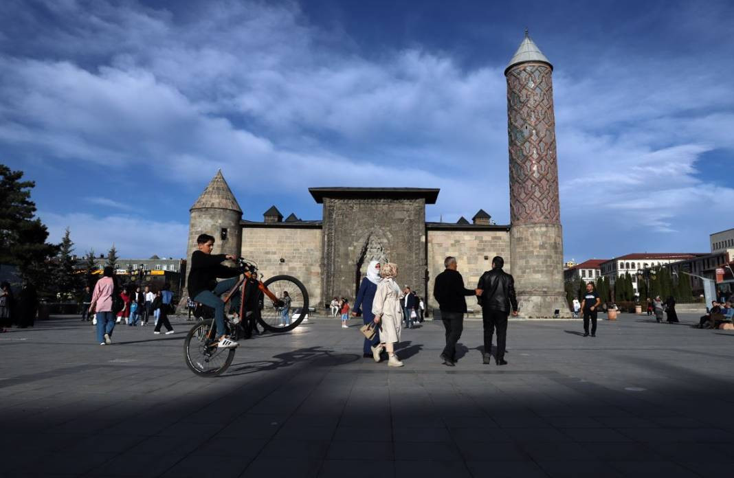 Soğuk iklimiyle bilinen Erzurum yaz gibi bir ilkbahar yaşıyor - Resim: 7