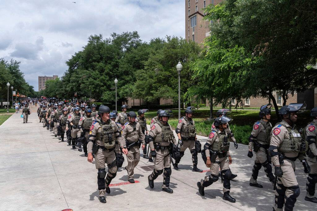 ABD'de işler çığırından çıkıyor. Polis ve asker üniversiteyi bastı. - Resim: 2