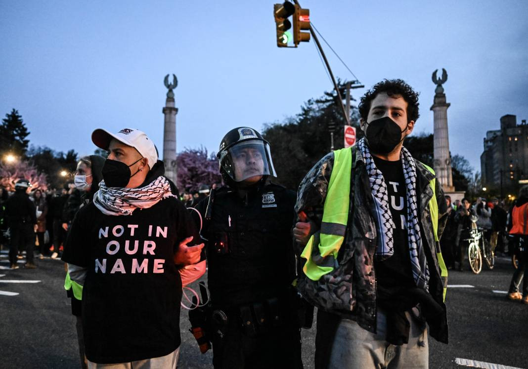 Filistin destekçisi Yahudilerin Amerika’da düzenlediği gösteriye polis müdahale etti - Resim: 1