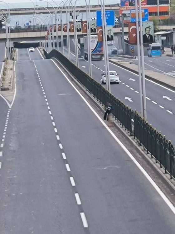 Yolun ortasına tuvaletini yaptı. Daha neler göreceğiz - Resim: 3