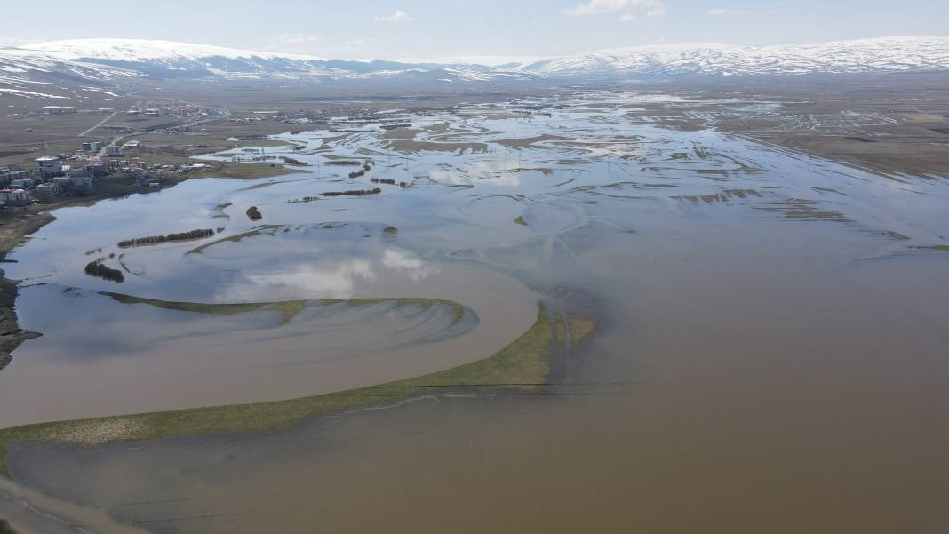 Rekor kar yağdı. Nehir taştı. Ova göle döndü - Resim: 7