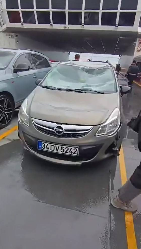 Dev dalgalar araçları hurdaya çevirdi. Marmara denizinde korku dolu anlar - Resim: 7