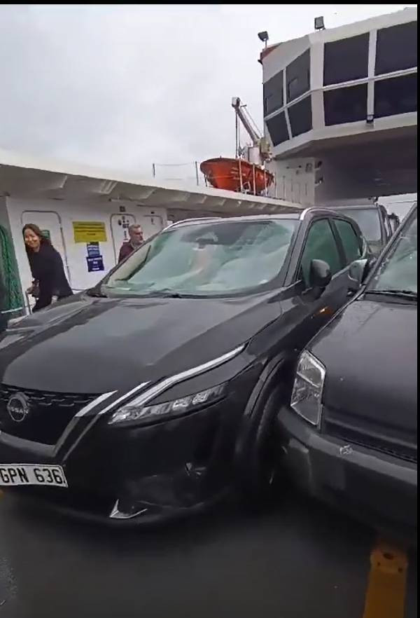 Dev dalgalar araçları hurdaya çevirdi. Marmara denizinde korku dolu anlar - Resim: 2