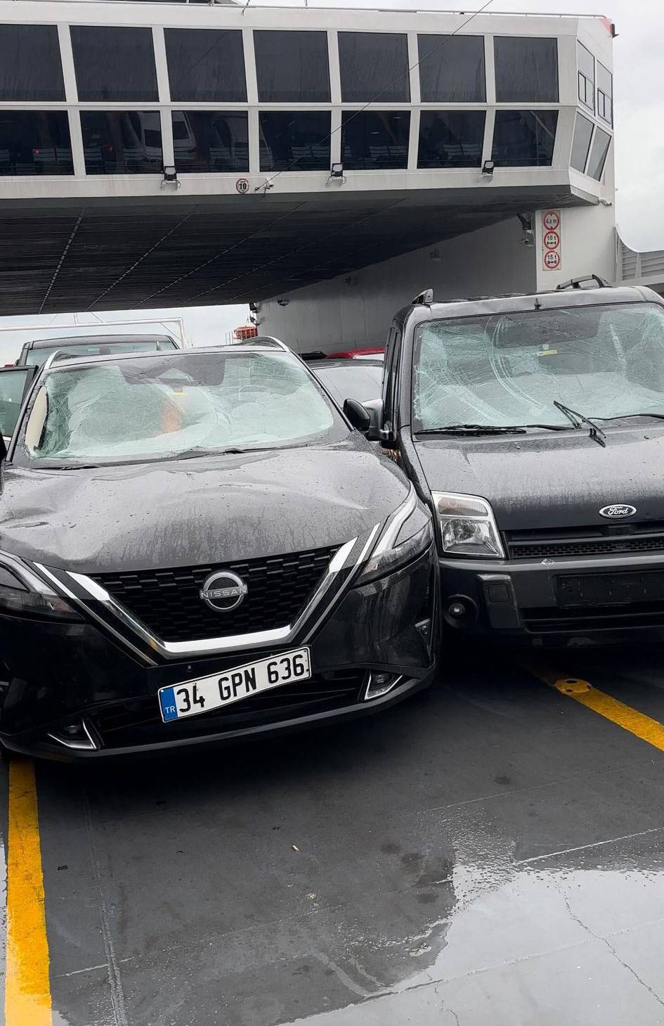 Dev dalgalar araçları hurdaya çevirdi. Marmara denizinde korku dolu anlar - Resim: 1