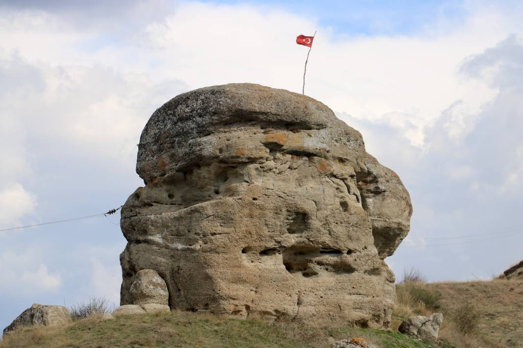 Köy halkı canından bezdi: Meteor diyen de var kale diyen de - Resim: 1