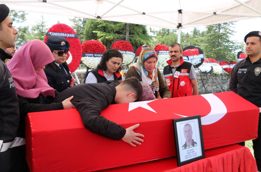 Şehit polis son yolcuğuna uğurlandı. Gözyaşları sel oldu - Resim: 2