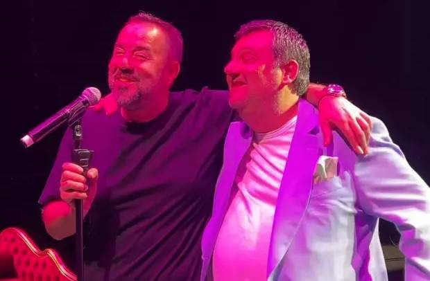 Ata Demirer kardeşi Cenk Demirer'le pozunu paylaştı. 'Çok benziyorlar' - Resim: 1