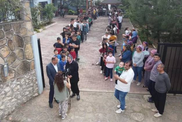 Bayram harçlığı kuyruğu. Duyanlar evinin önüne geldi - Resim: 9