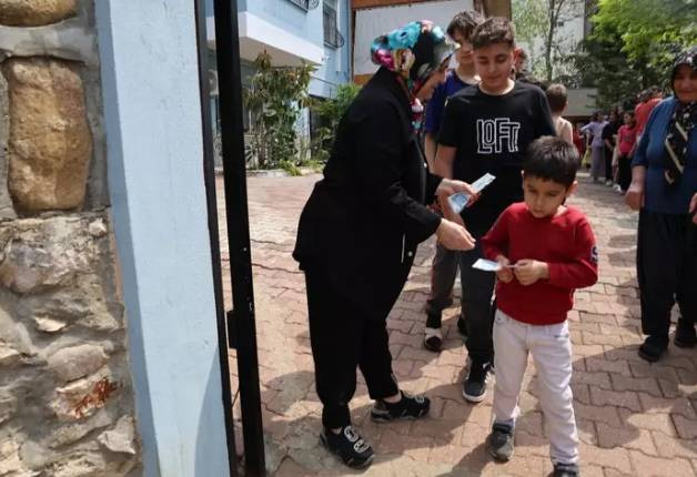 Bayram harçlığı kuyruğu. Duyanlar evinin önüne geldi - Resim: 8