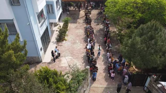 Bayram harçlığı kuyruğu. Duyanlar evinin önüne geldi - Resim: 7