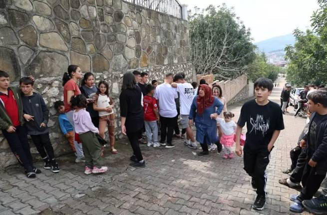 Bayram harçlığı kuyruğu. Duyanlar evinin önüne geldi - Resim: 6