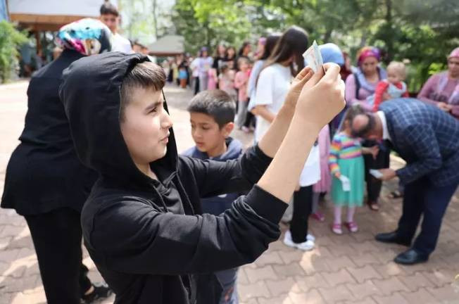 Bayram harçlığı kuyruğu. Duyanlar evinin önüne geldi - Resim: 5