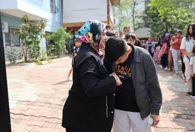 Bayram harçlığı kuyruğu. Duyanlar evinin önüne geldi - Resim: 4