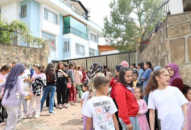 Bayram harçlığı kuyruğu. Duyanlar evinin önüne geldi - Resim: 2