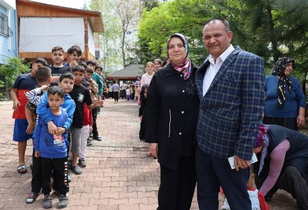 Bayram harçlığı kuyruğu. Duyanlar evinin önüne geldi - Resim: 1