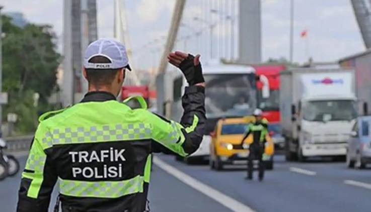 Selektörle radar uyarısı yapmak suç mu? Bayramın en tartışmalı konusuydu. Uzman isim açıkladı - Resim: 1