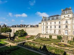 Otelin avlusundan 650 yıllık kale çıktı - Resim: 4