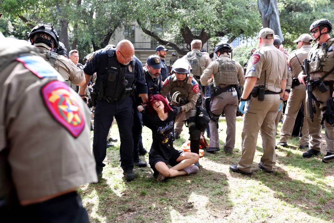 ABD'de işler çığırından çıkıyor. Polis ve asker üniversiteyi bastı. - Resim: 5