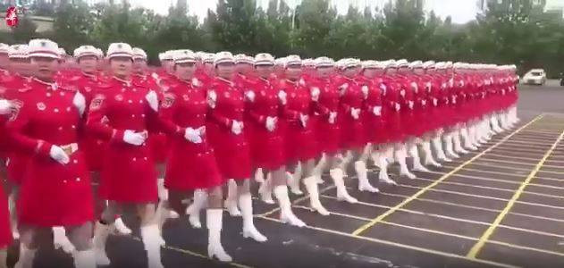 Çin kadın askerleriyle gövde gösterisi yaptı - Resim: 11