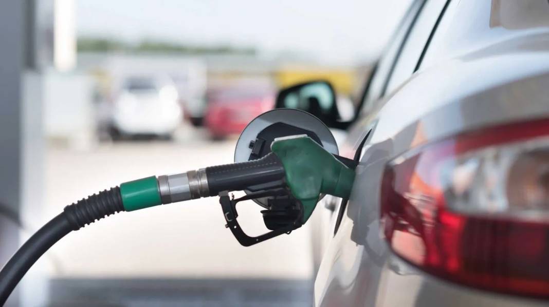 Sürücüler bu gece yarısı ters köşe olacak. Akaryakıt istasyonlarına giden başımıza taş yağacak diyecek. - Resim: 4