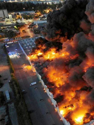 11 dakikada bin 348 dükkan yandı. Dev AVM küle döndü - Resim: 7