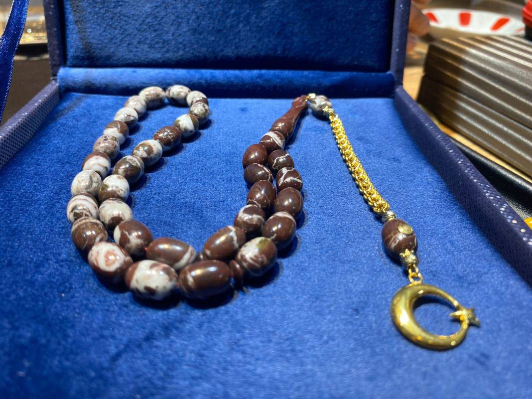 Tespihi öyle bir taştan yaptı ki fiyatını duyan eli bile süremiyor. Beyaz Saray ve Kabe'de de kullanıldı - Resim: 11