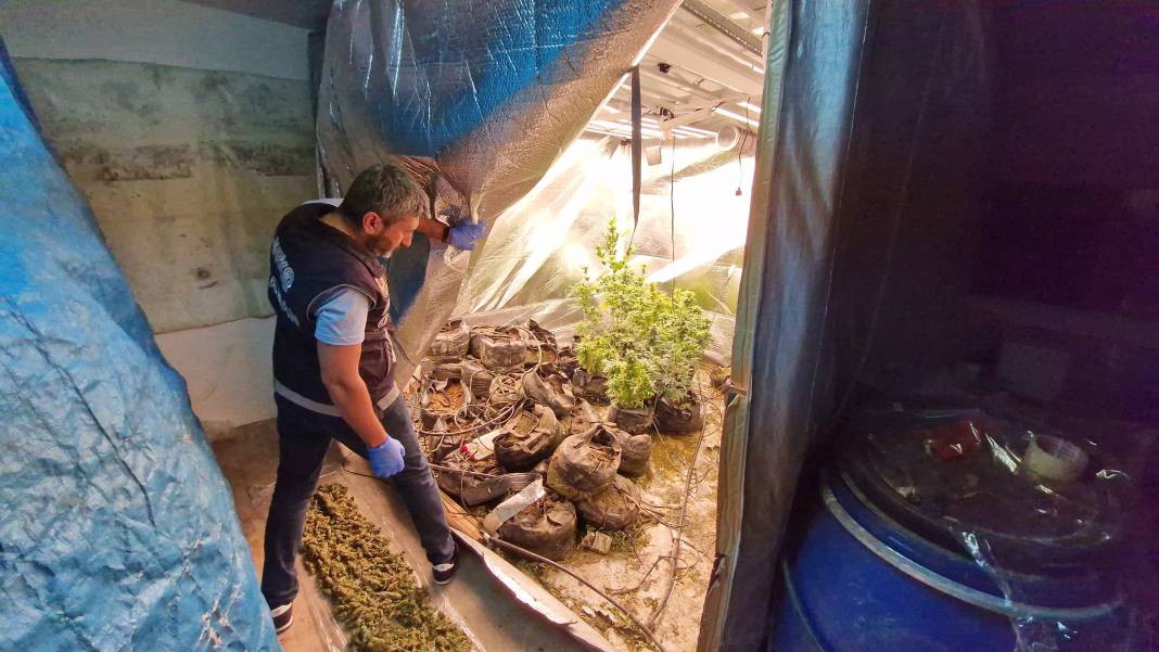 Uyuşturucuyu sakladıkları yere polisler şaştı kaldı. Kurdukları düzenek şeytanın aklına gelmez - Resim: 4