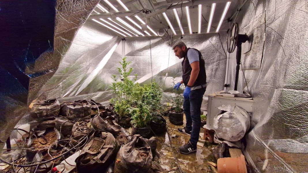 Uyuşturucuyu sakladıkları yere polisler şaştı kaldı. Kurdukları düzenek şeytanın aklına gelmez - Resim: 2