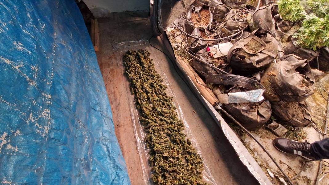 Uyuşturucuyu sakladıkları yere polisler şaştı kaldı. Kurdukları düzenek şeytanın aklına gelmez - Resim: 5