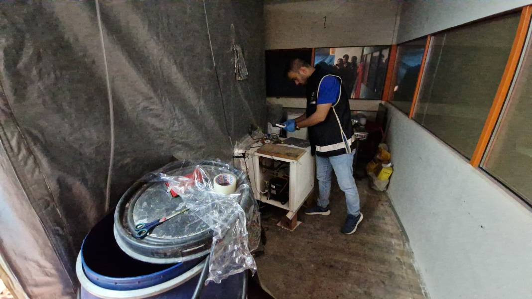 Uyuşturucuyu sakladıkları yere polisler şaştı kaldı. Kurdukları düzenek şeytanın aklına gelmez - Resim: 7