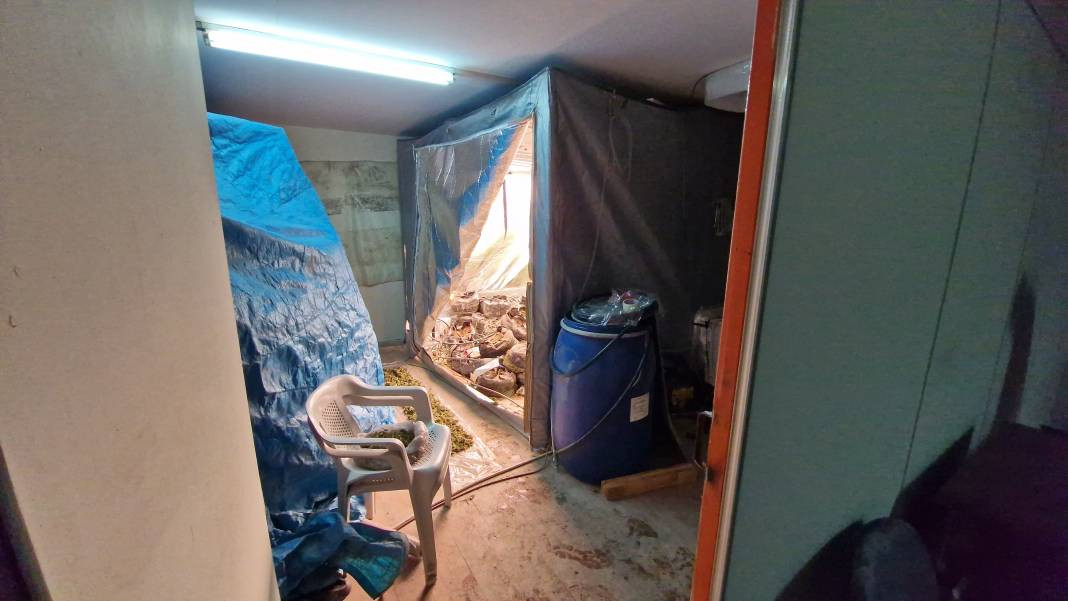 Uyuşturucuyu sakladıkları yere polisler şaştı kaldı. Kurdukları düzenek şeytanın aklına gelmez - Resim: 8