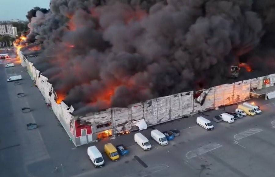 11 dakikada bin 348 dükkan yandı. Dev AVM küle döndü - Resim: 2