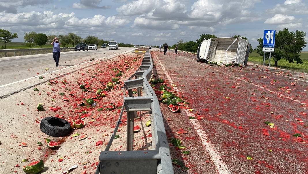 Kamyonet devrildi karpuzlar yola saçıldı. Otoyol kırmızıya boyandı - Resim: 4