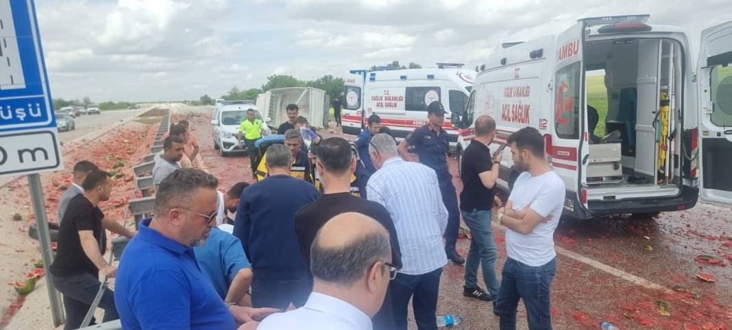 Kamyonet devrildi karpuzlar yola saçıldı. Otoyol kırmızıya boyandı - Resim: 8