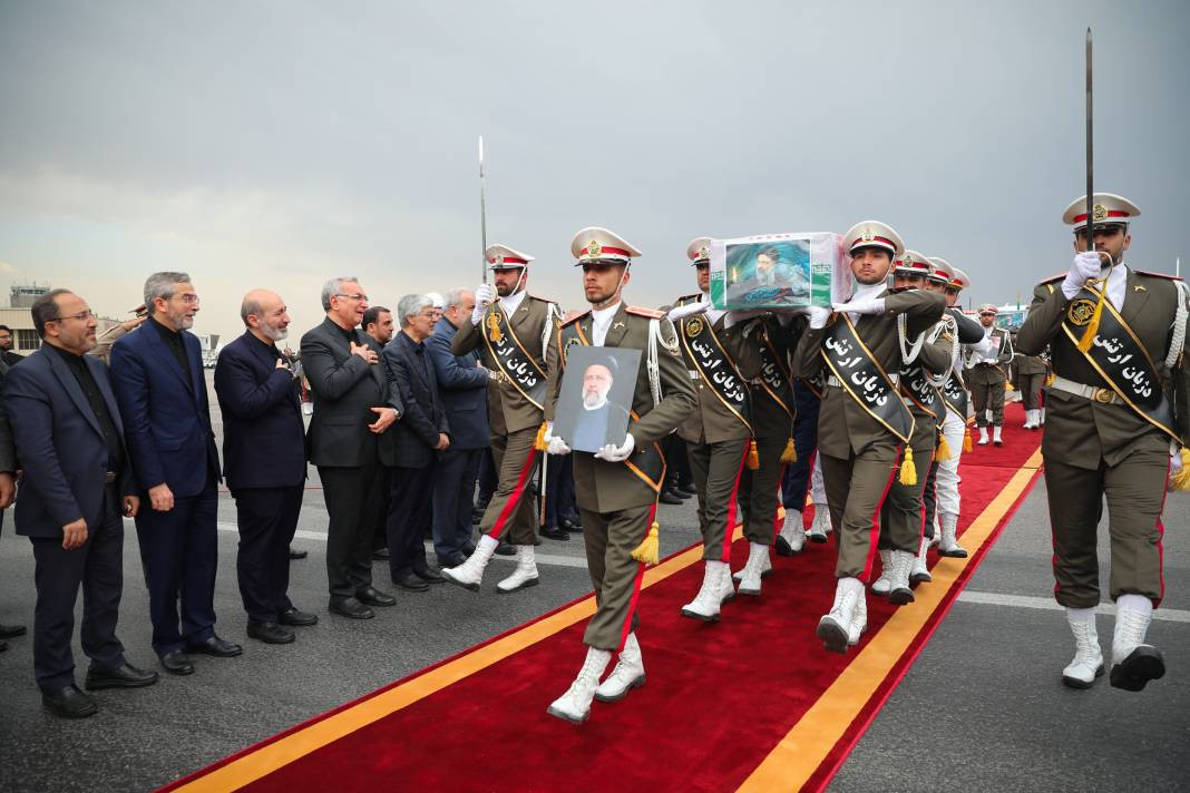 Reisi için Kum kentinde cenaze töreni düzenlendi. Helikopter kazasında ölmüştü - Resim: 2