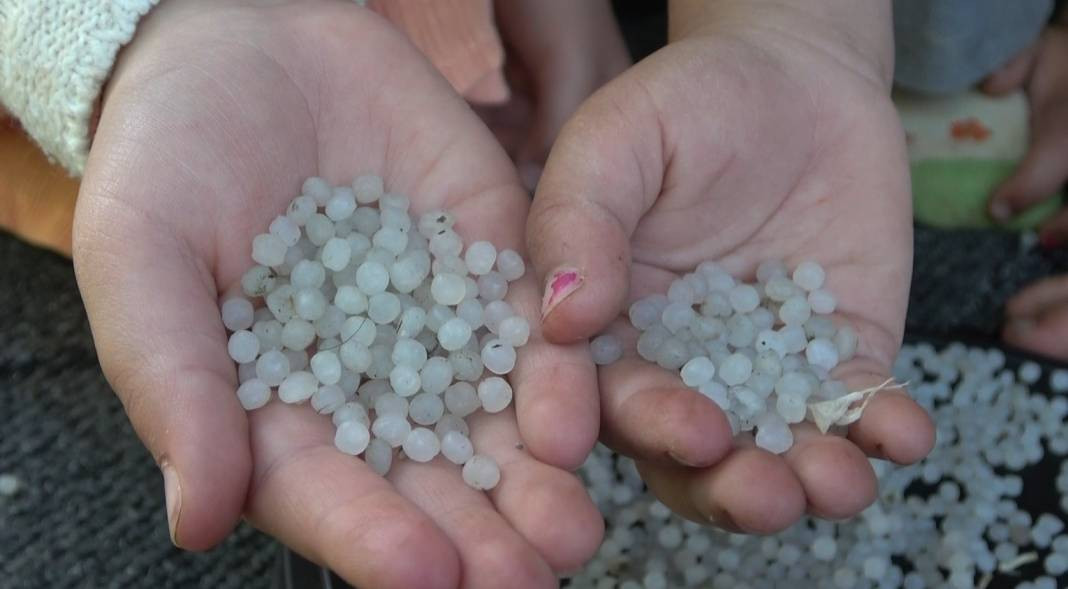 Muş’ta doluyla birlikte yağdı: Ne olduğu bilinmiyor ve erimiyor - Resim: 7