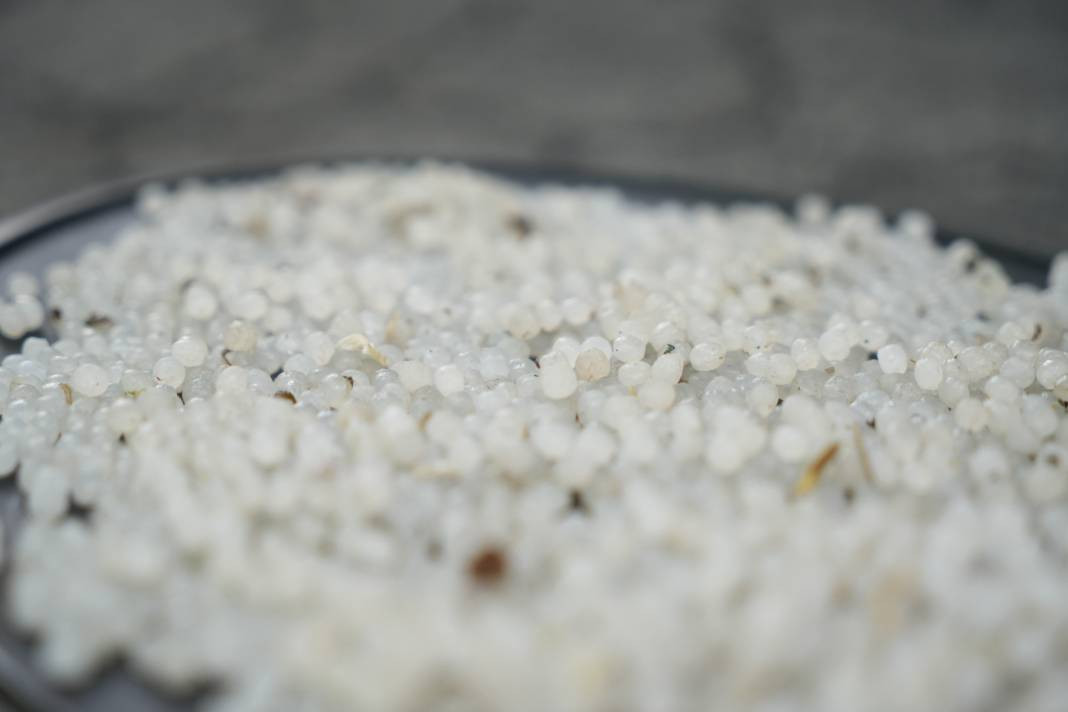 Muş’ta doluyla birlikte yağdı: Ne olduğu bilinmiyor ve erimiyor - Resim: 6