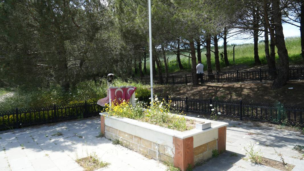 Defineciler şehit mezarlığının etrafını delik deşik etti - Resim: 4