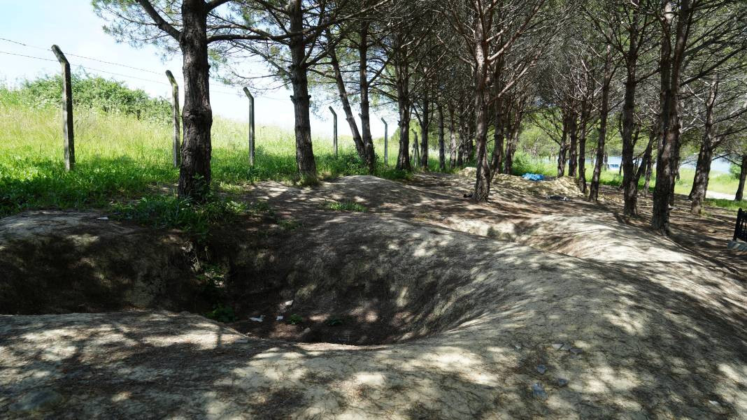 Defineciler şehit mezarlığının etrafını delik deşik etti - Resim: 3