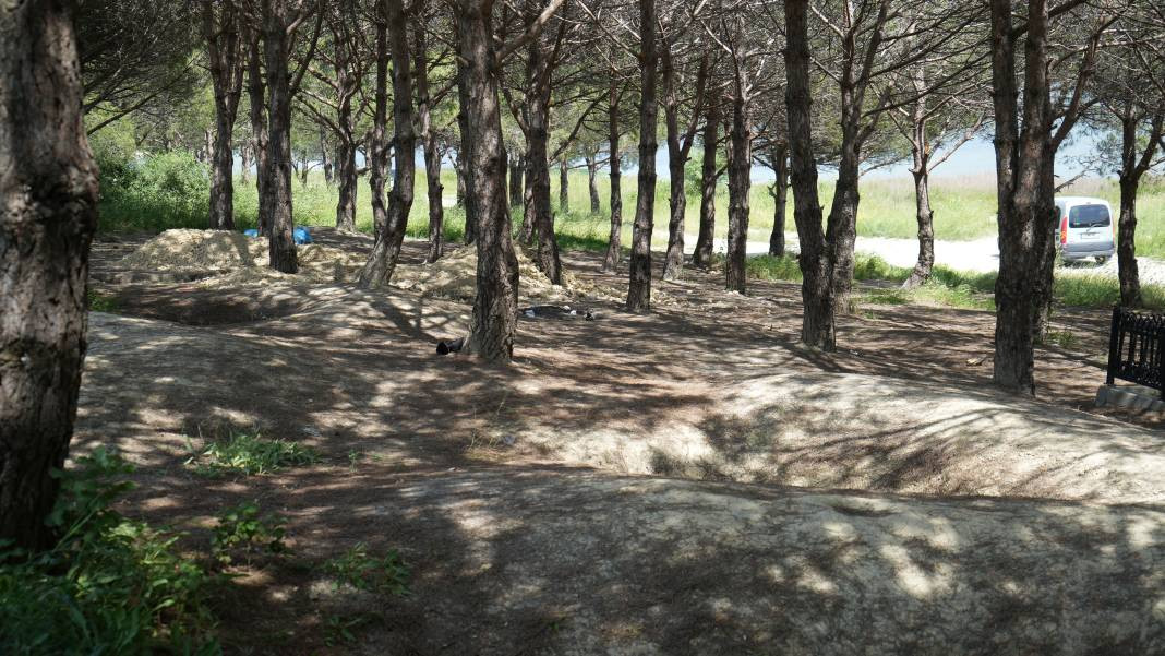 Defineciler şehit mezarlığının etrafını delik deşik etti - Resim: 5