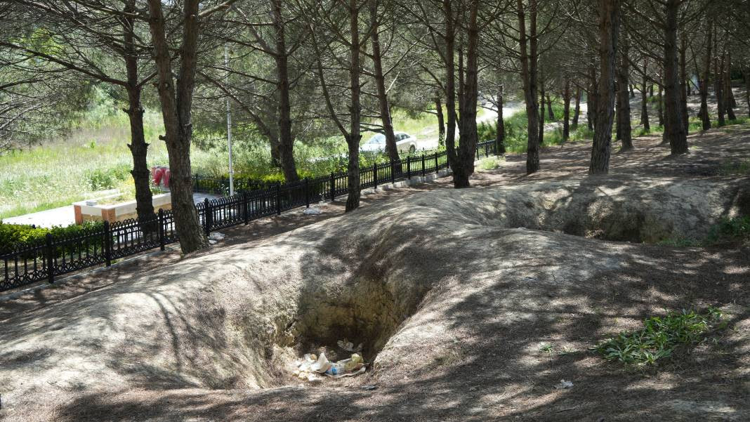 Defineciler şehit mezarlığının etrafını delik deşik etti - Resim: 1